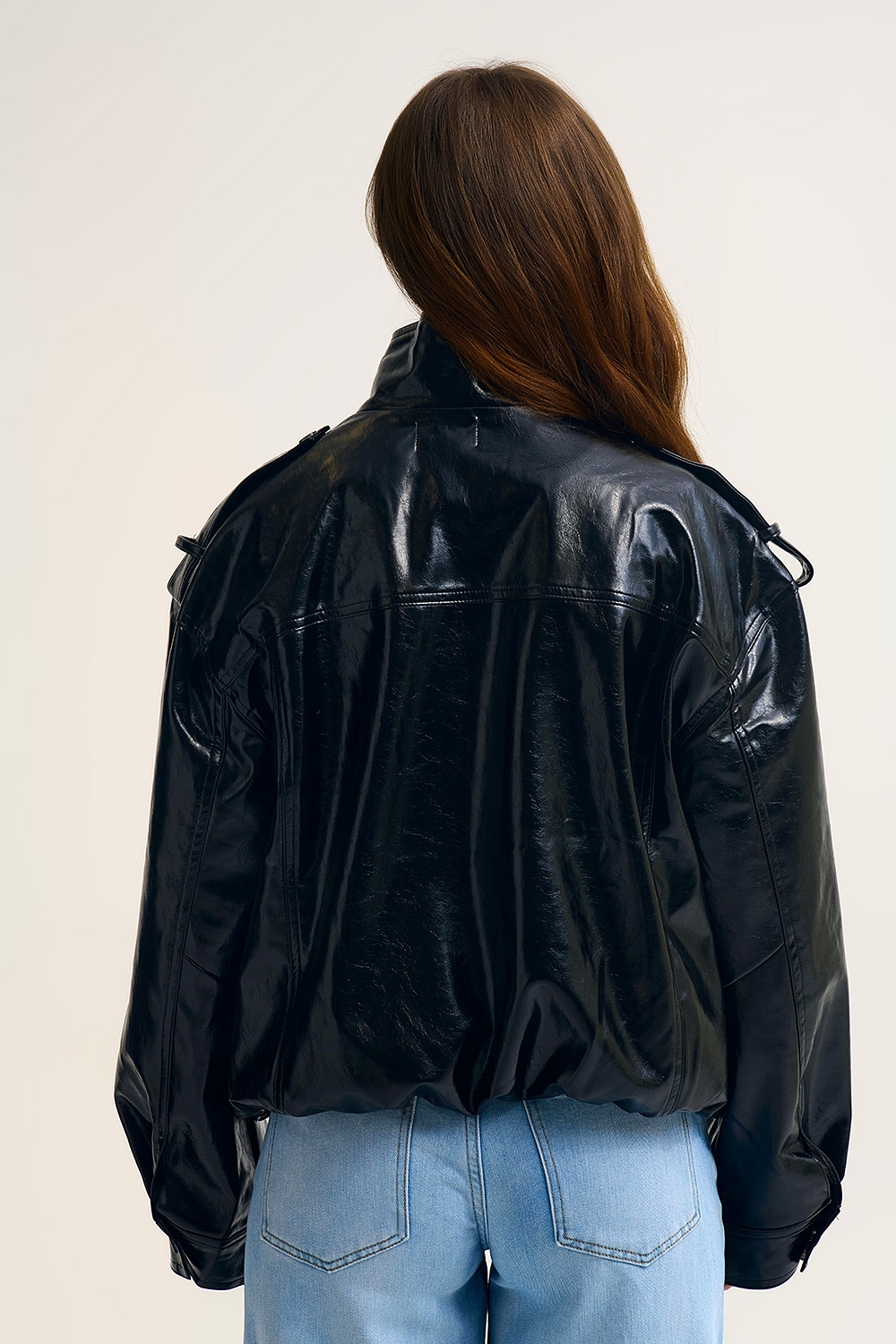 Chaqueta oversize de piel sint&eacute;tica brillante en negro