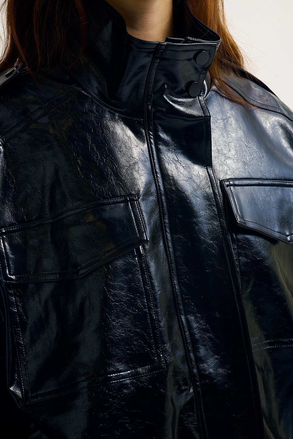 Chaqueta oversize de piel sint&eacute;tica brillante en negro