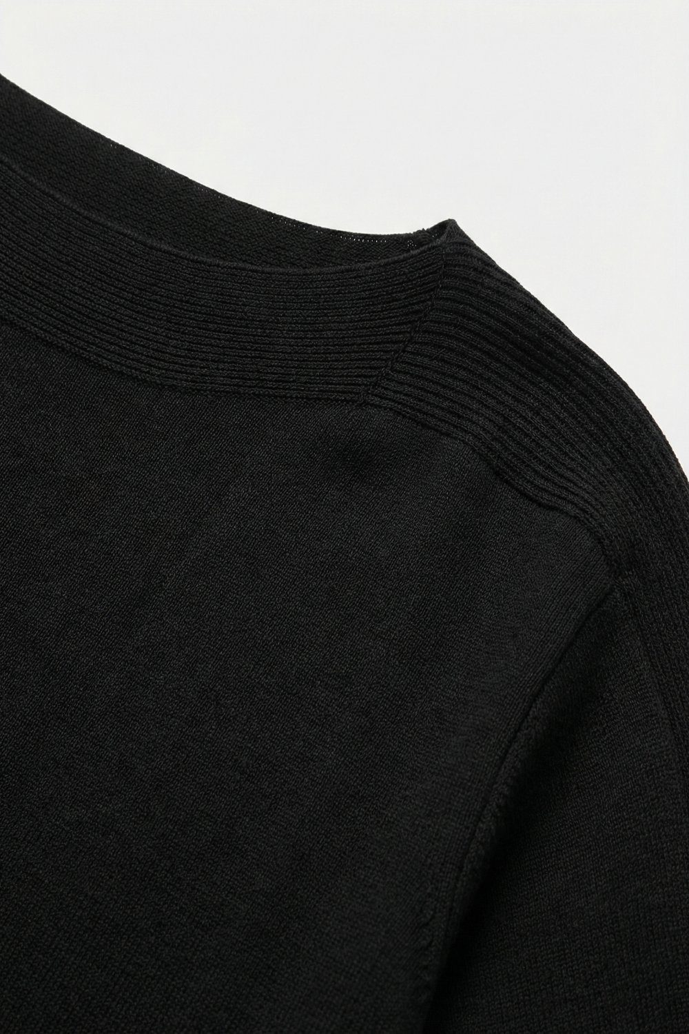 Jersey negro relajado de cuello barco y mangas caídas Jersey negro relajado de cuello barco y mangas caídas