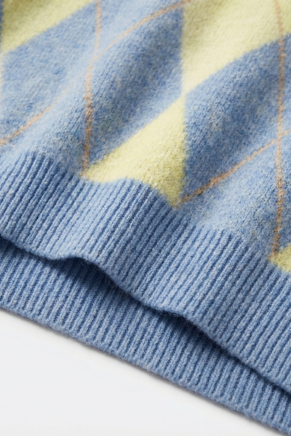 Suéter de punto suave y esponjoso con estampado de rombos azules y amarillos Suéter de punto suave y esponjoso con estampado de rombos azules y amarillos