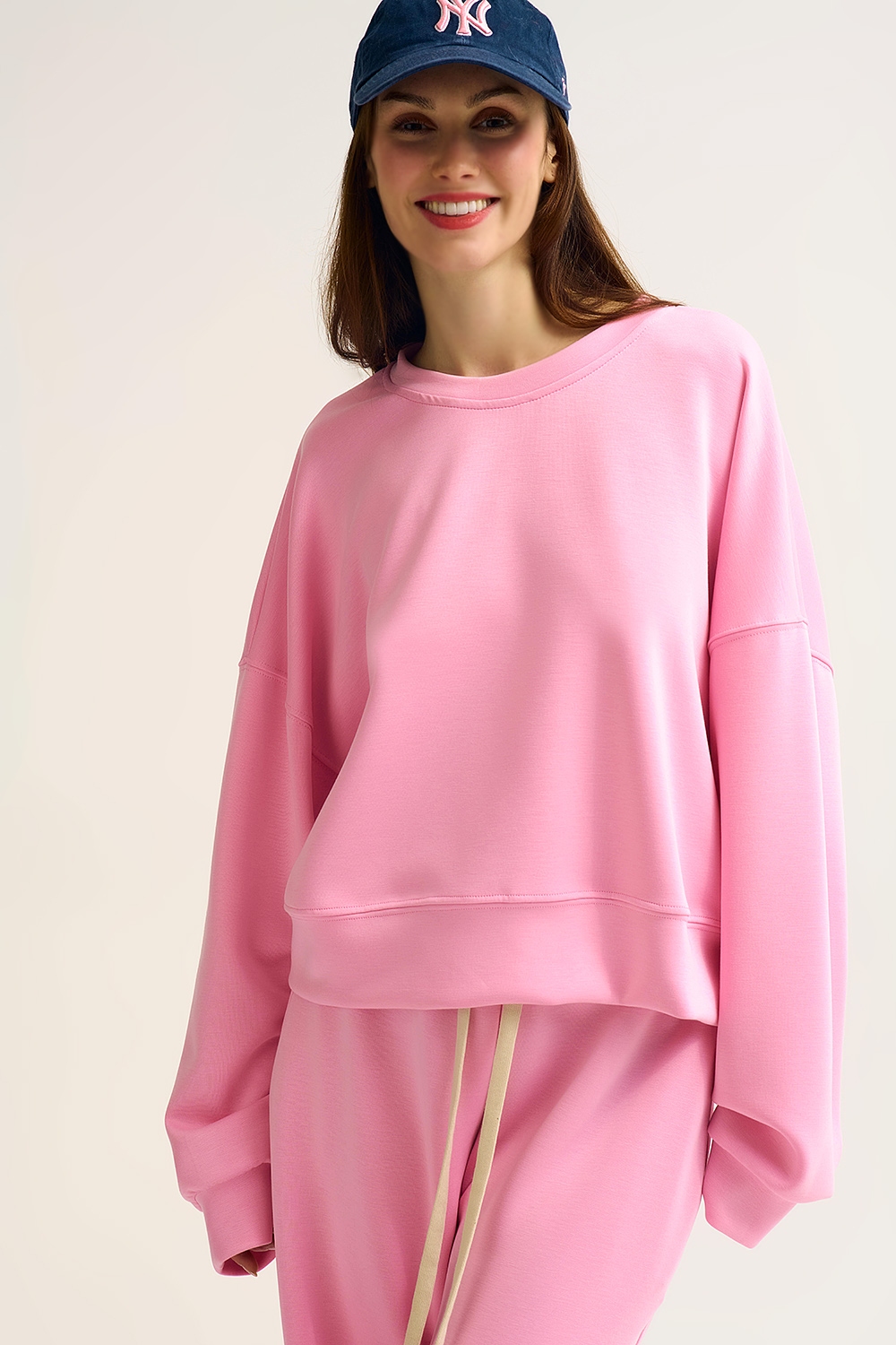Sudadera básica con cuello redondo y hombros caídos en rosa Sudadera básica con cuello redondo y hombros caídos en rosa