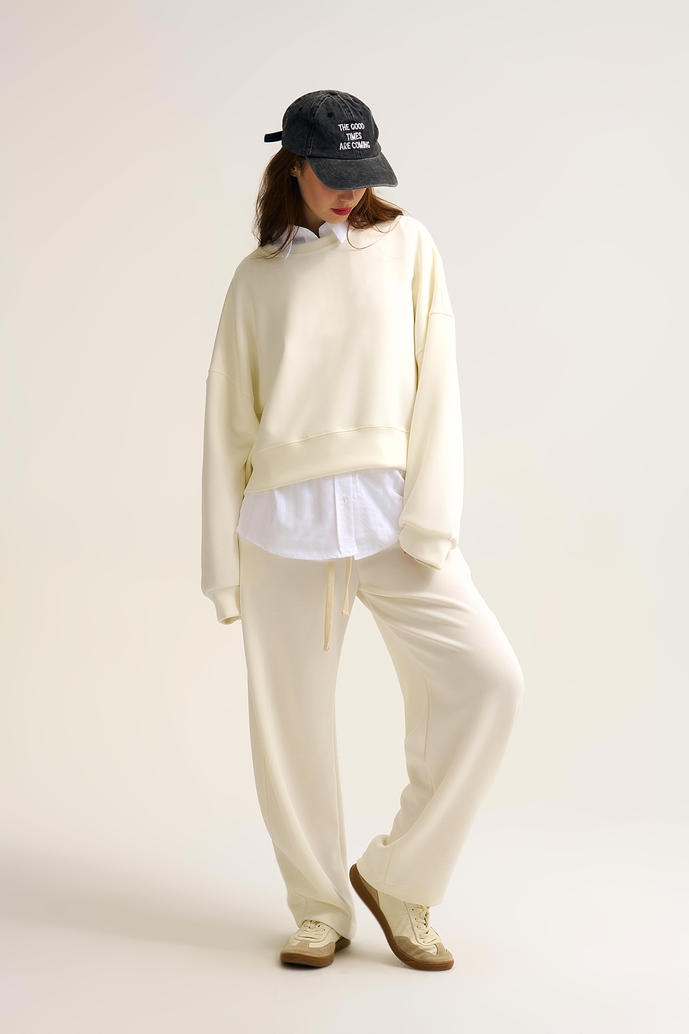 Sudadera b&aacute;sica con cuello redondo y hombros ca&iacute;dos en color crema