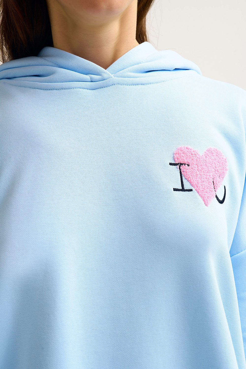 Sudadera con capucha supersuave azul bebé con gráfico de corazón bouclé Sudadera con capucha supersuave azul bebé con gráfico de corazón bouclé