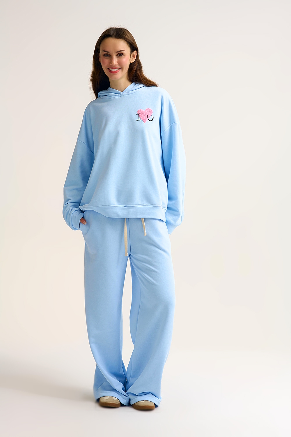 Sudadera con capucha supersuave azul bebé con gráfico de corazón bouclé Sudadera con capucha supersuave azul bebé con gráfico de corazón bouclé