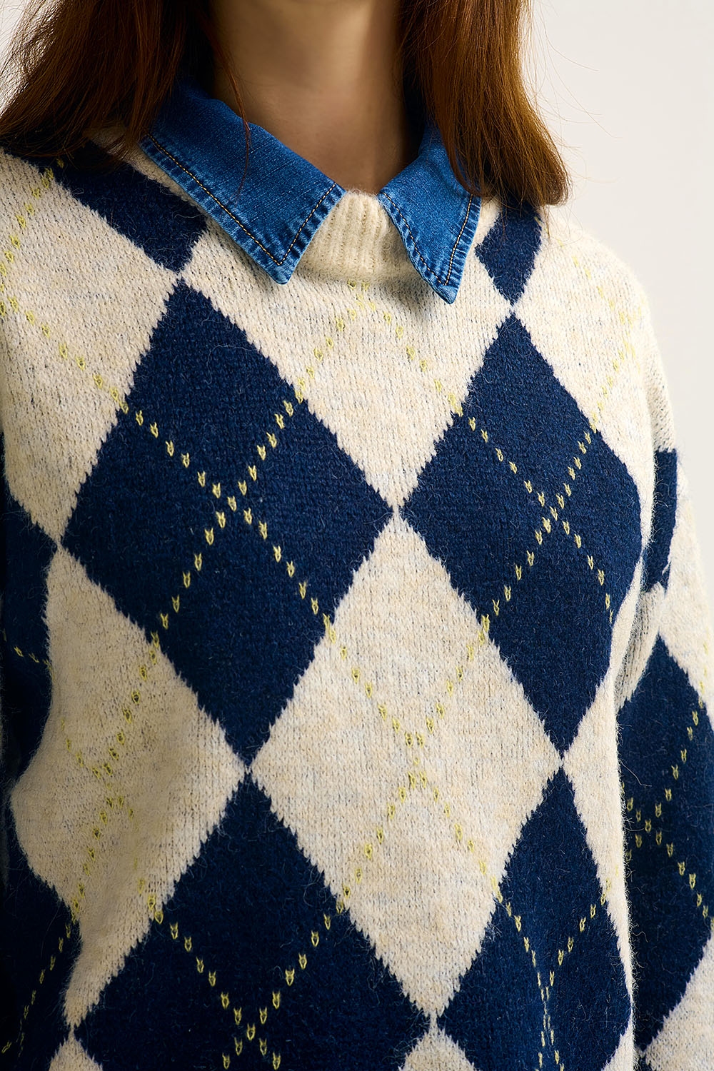 Su&eacute;ter de punto grueso diamante azul marino en contraste azul marino y crema