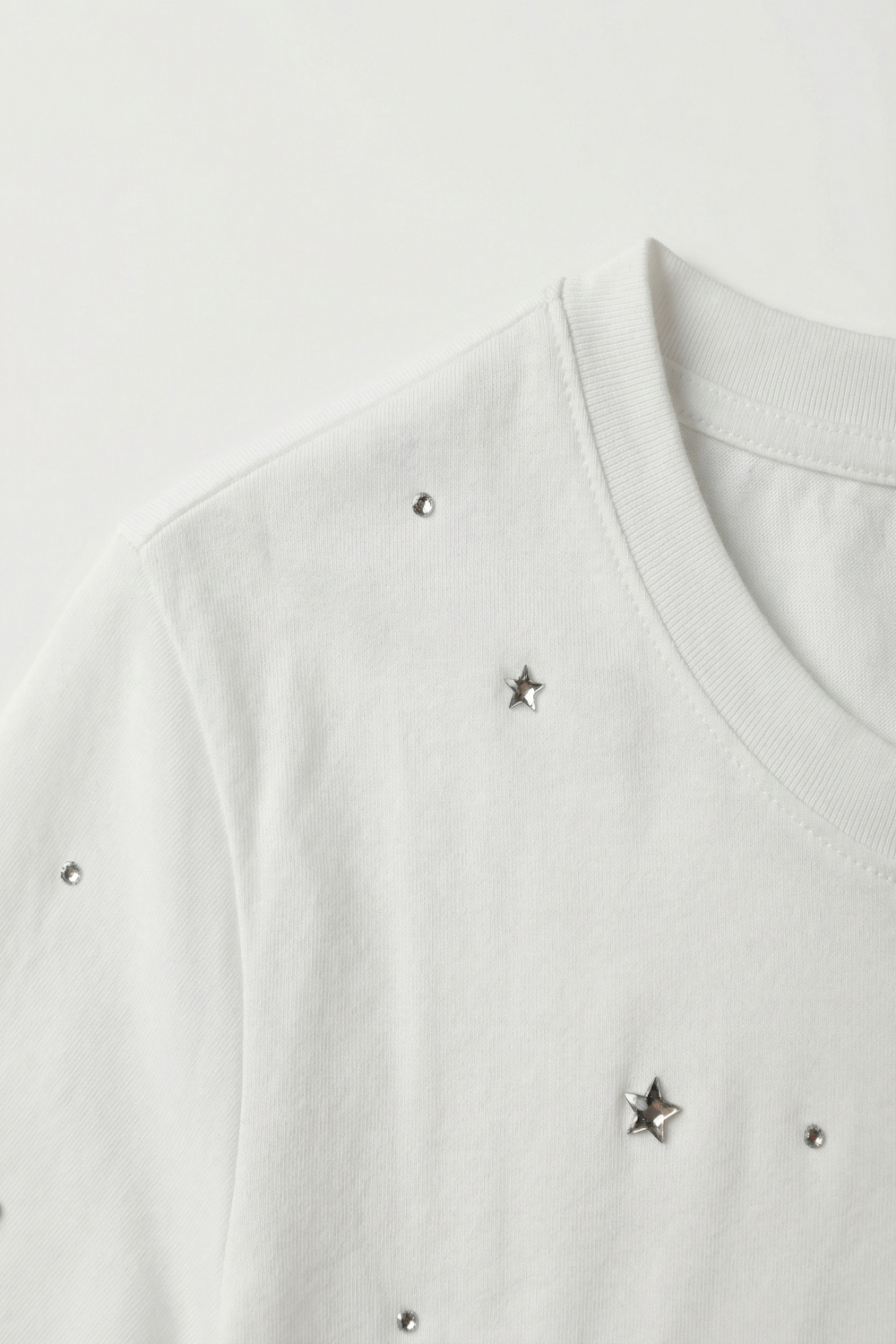 Camiseta blanca de algod&oacute;n adornada con detalles de strass