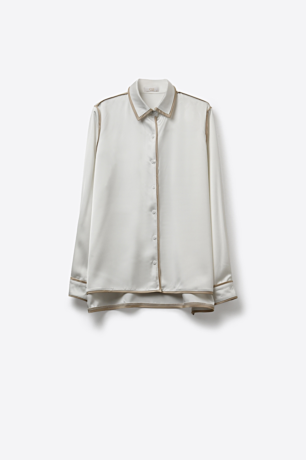 Camisa abotonada de satén crema con ribete de contraste Camisa abotonada de satén crema con ribete de contraste