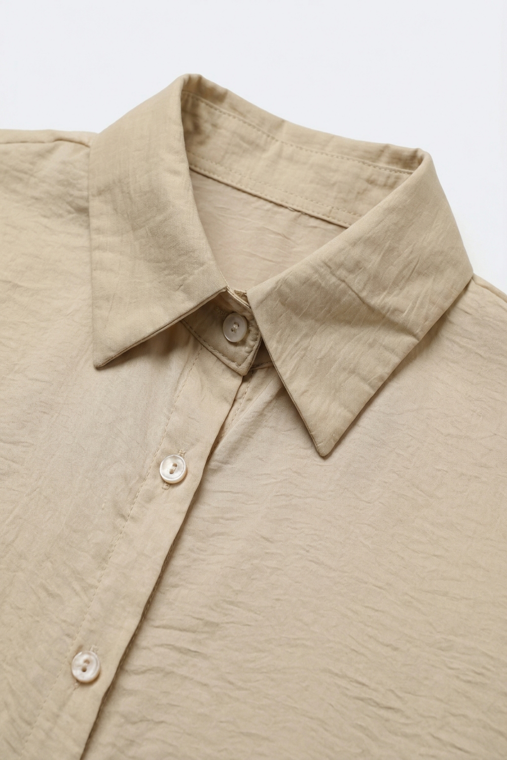 Vestido camisero beige de manga larga con botones al frente en satén brillante Vestido camisero beige de manga larga con botones al frente en satén brillante