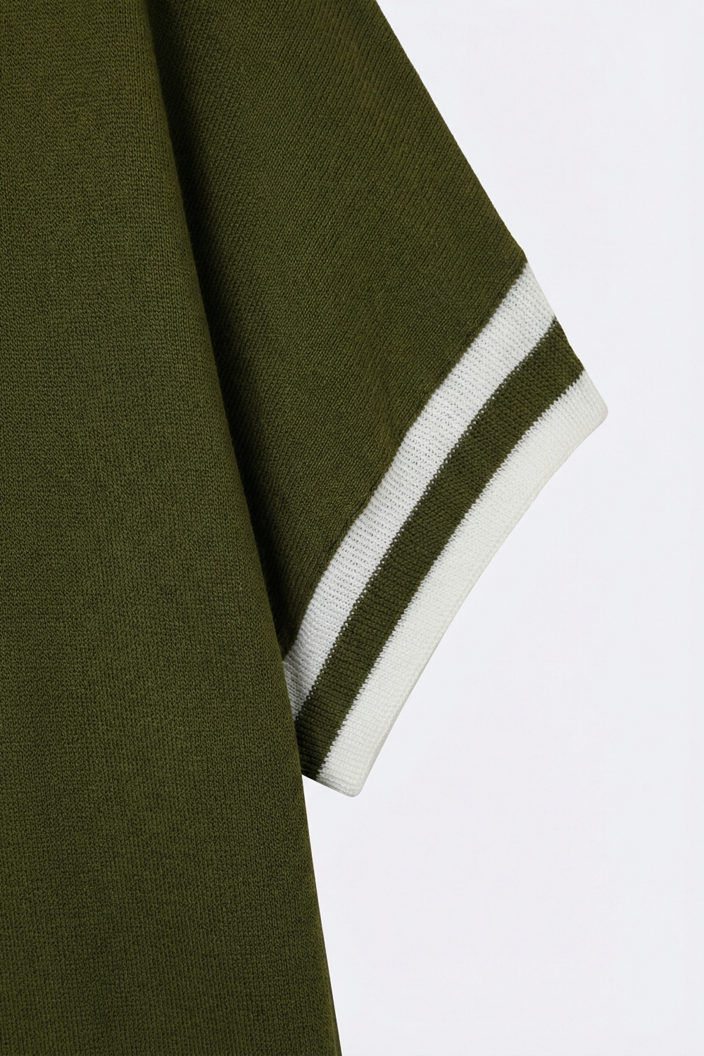 Suéter de punto fino verde oliva con puños a rayas Suéter de punto fino verde oliva con puños a rayas
