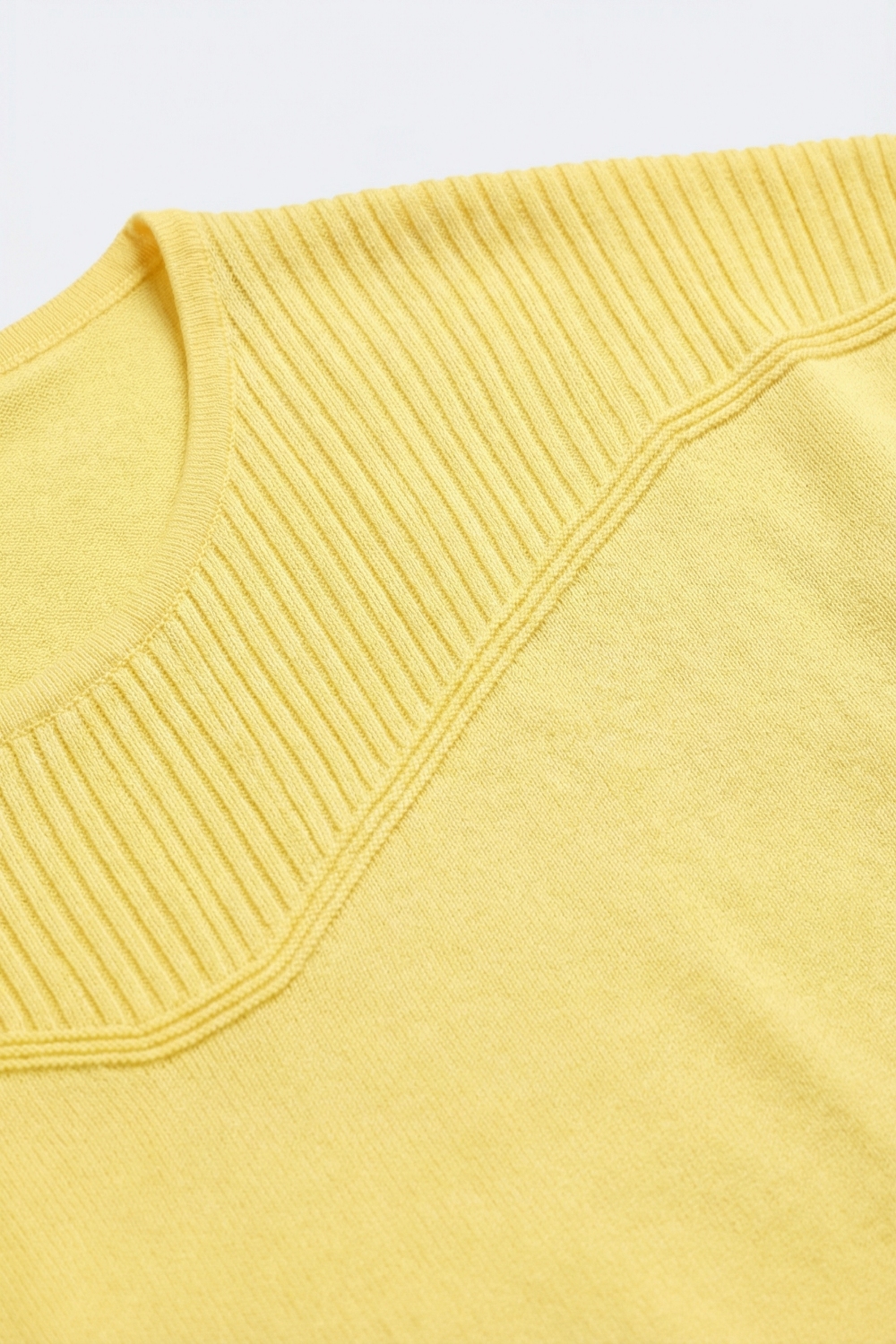 Su&eacute;ter de punto amarillo de manga corta con detalle acanalado