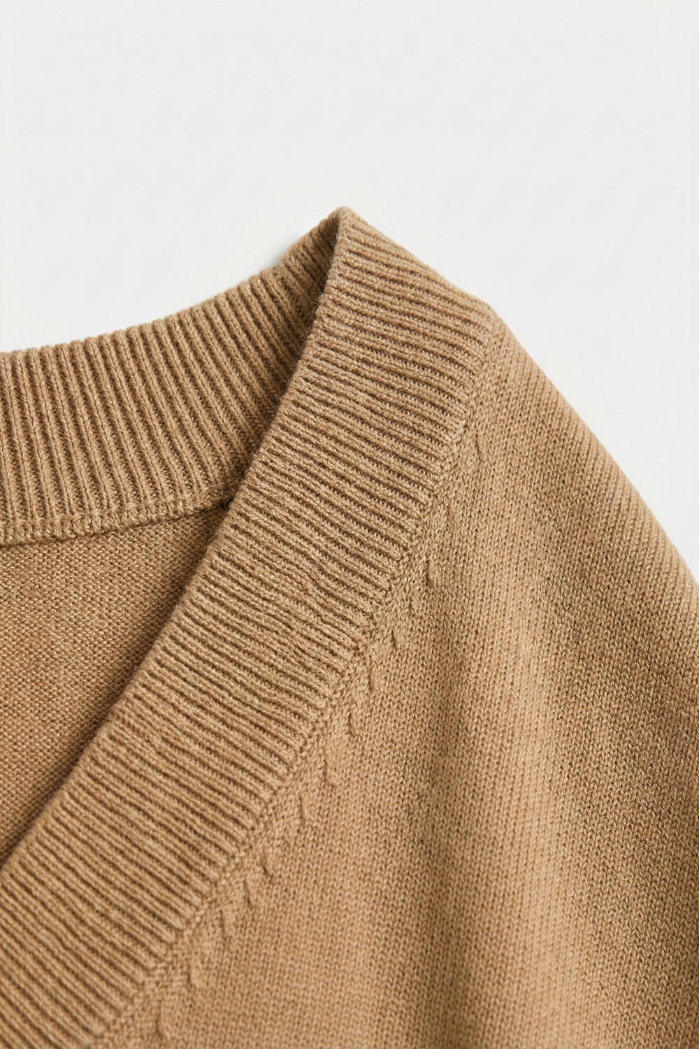 Jersey fino de punto ligero con amplio cuello en V en camel