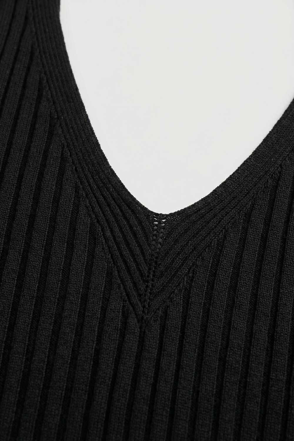 Top de Tirantes de Punto Acanalado Negro con Cuello en V