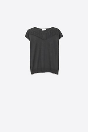 Top de Punto Negro con Mangas Cortas y Detalle de Canesú Texturizado