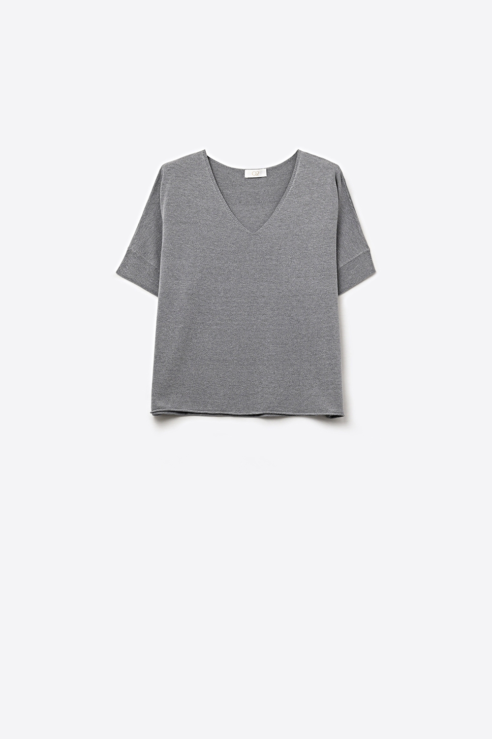 Top de punto gris relajado con cuello en V y mangas cortas
