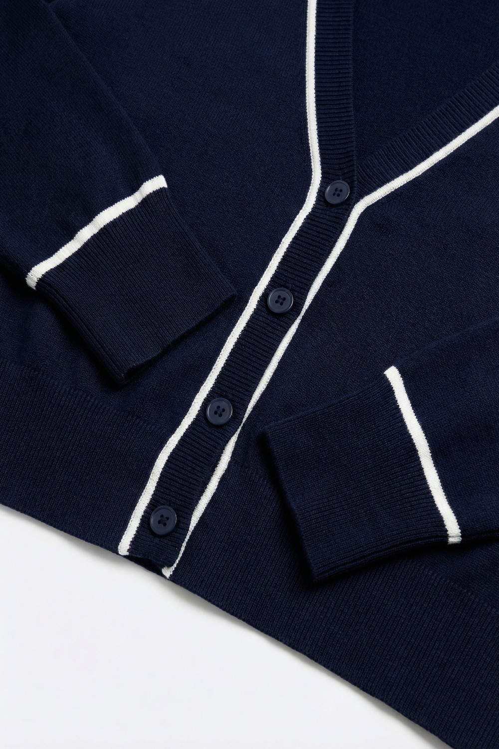 Chaqueta de punto fino azul marino con ribete a contraste en blanco