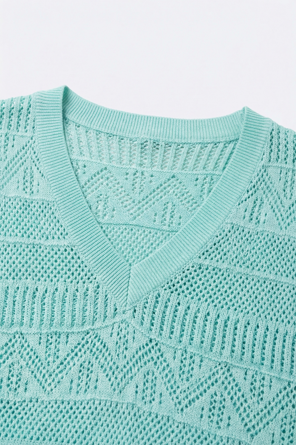 Jersey de punto azul claro con cuello en V y manga corta