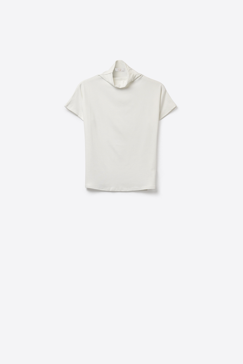 Top de manga corta con cuello simulado en color blanco
