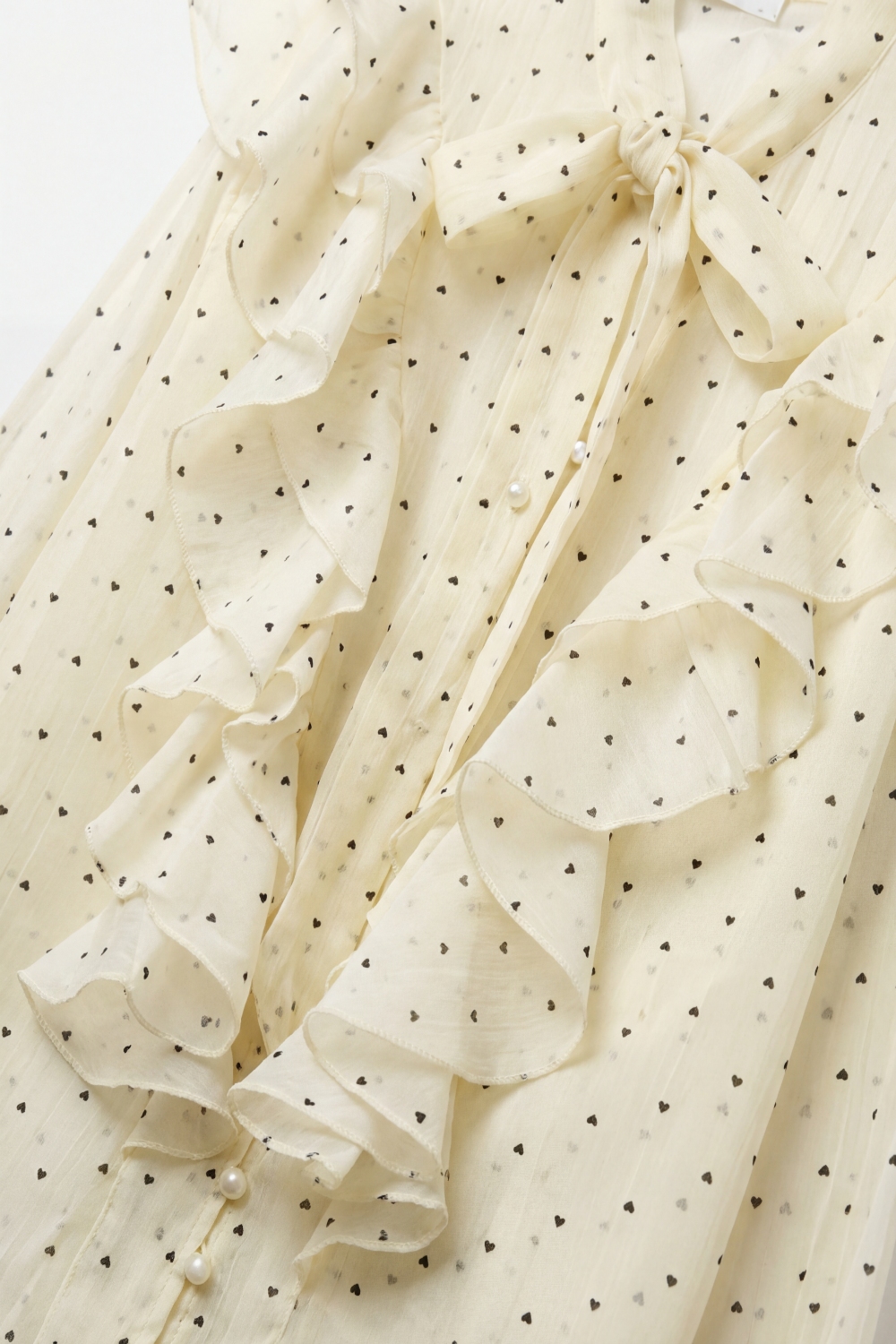 Blusa con volantes y pu&ntilde;os de lunares en color crema