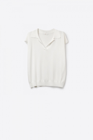 Polo blanco de manga corta con ajuste relajado y cuello en V