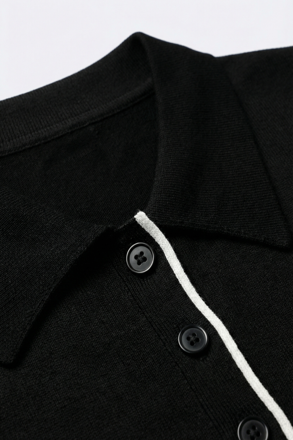Polo negro de manga corta con detalles blancos