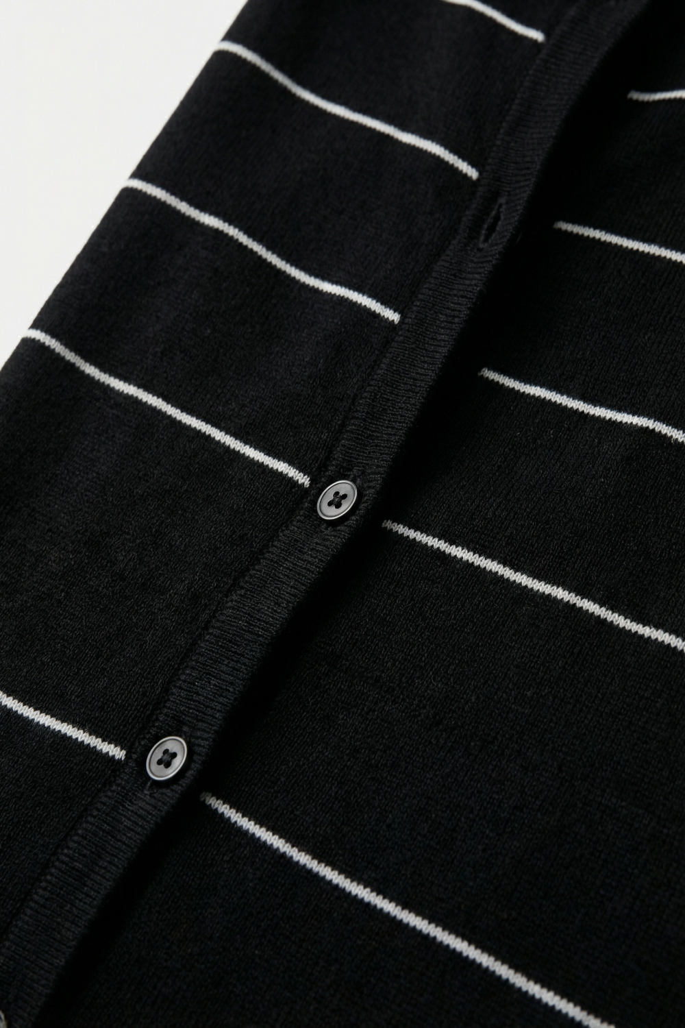 Chaqueta de punto ligera con botones y rayas en negro