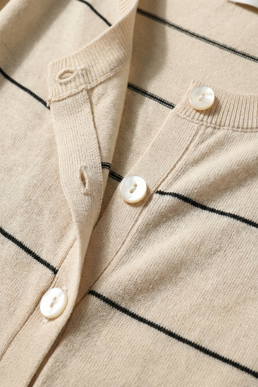 Chaqueta de manga corta abotonada a rayas beige