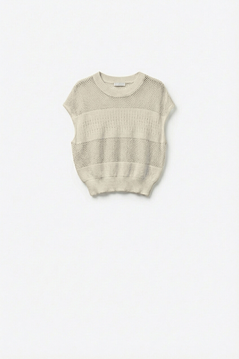 Su&eacute;ter sin mangas beige de tejido abierto en crochet