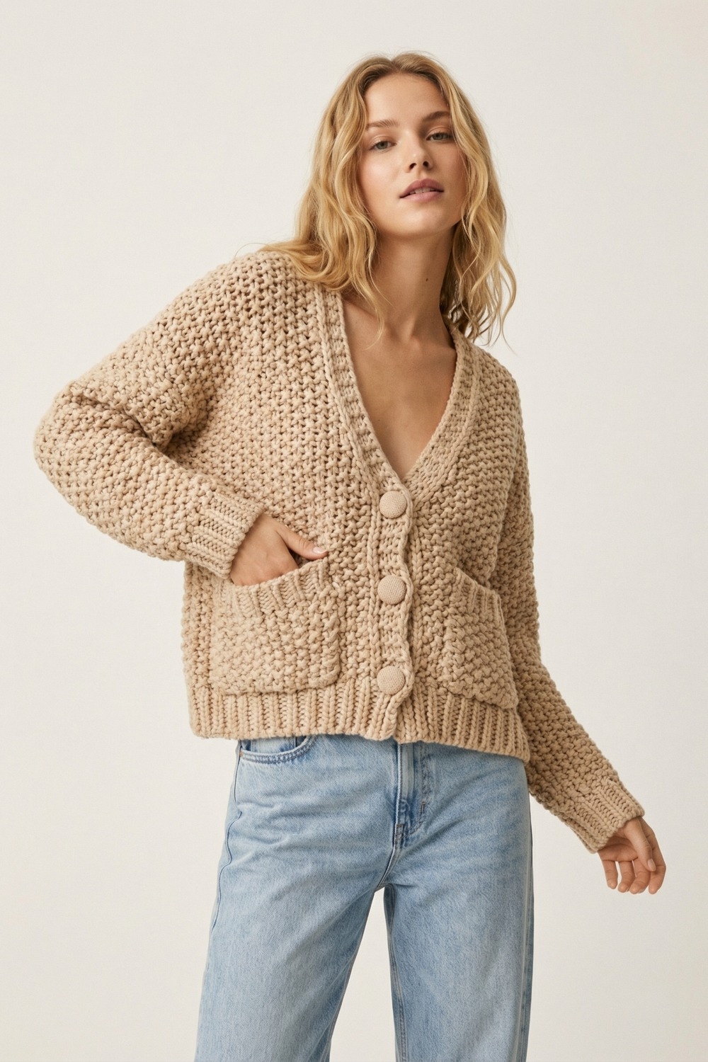 Chaqueta oversize de punto grueso con bolsillos en beige oscuro Chaqueta oversize de punto grueso con bolsillos en beige oscuro