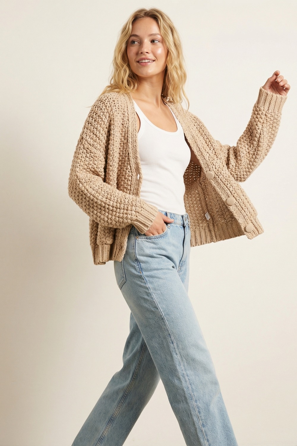 Chaqueta oversize de punto grueso con bolsillos en beige oscuro Chaqueta oversize de punto grueso con bolsillos en beige oscuro