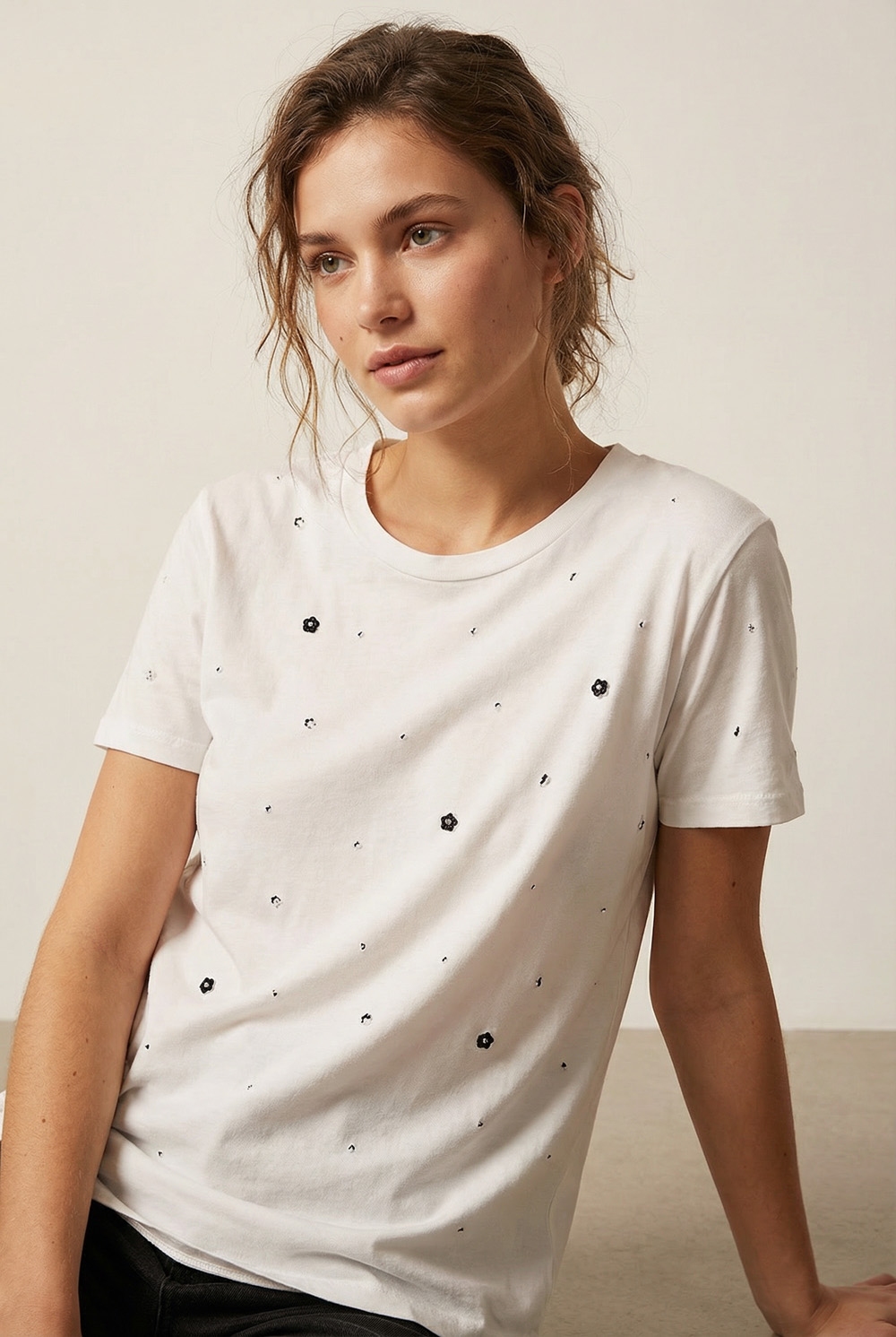 Camiseta blanca de algod&oacute;n adornada con detalles de strass