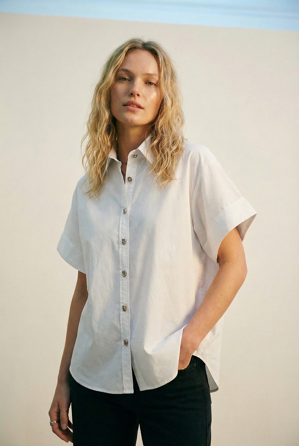 Camisa kimono blanca de manga corta con botones plateados