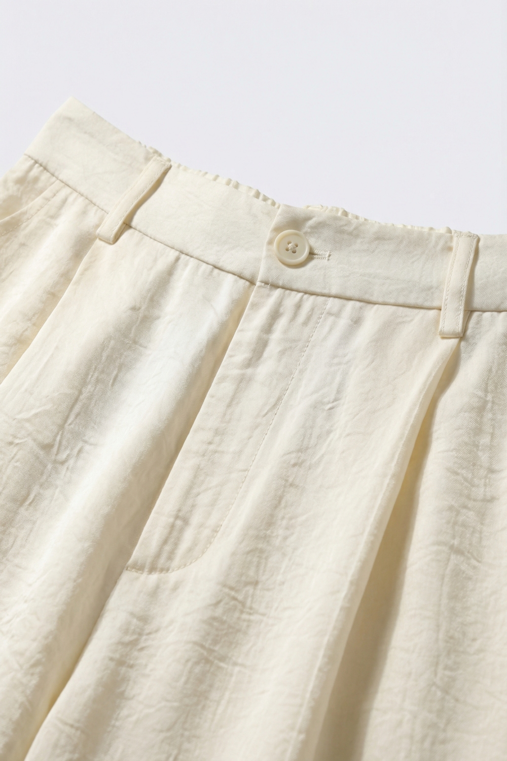 Pantalones extra anchos en una tela ligera y brillante Pantalones extra anchos en una tela ligera y brillante