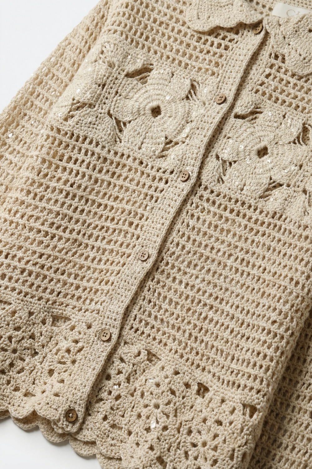 Cárdigan de Crochet con Tejido de Flores en Color Crema Cárdigan de Crochet con Tejido de Flores en Color Crema