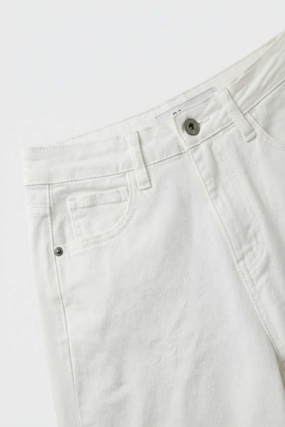 Pantalones Blancos de Corte Holgado y Pierna Ancha en Estilo Barril Pantalones Blancos de Corte Holgado y Pierna Ancha en Estilo Barril