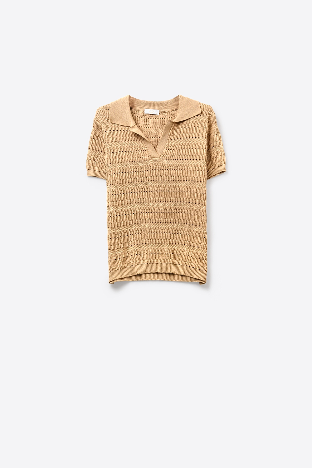 Polo de Punto Texturizado en Camel con Cuello en V Polo de Punto Texturizado en Camel con Cuello en V