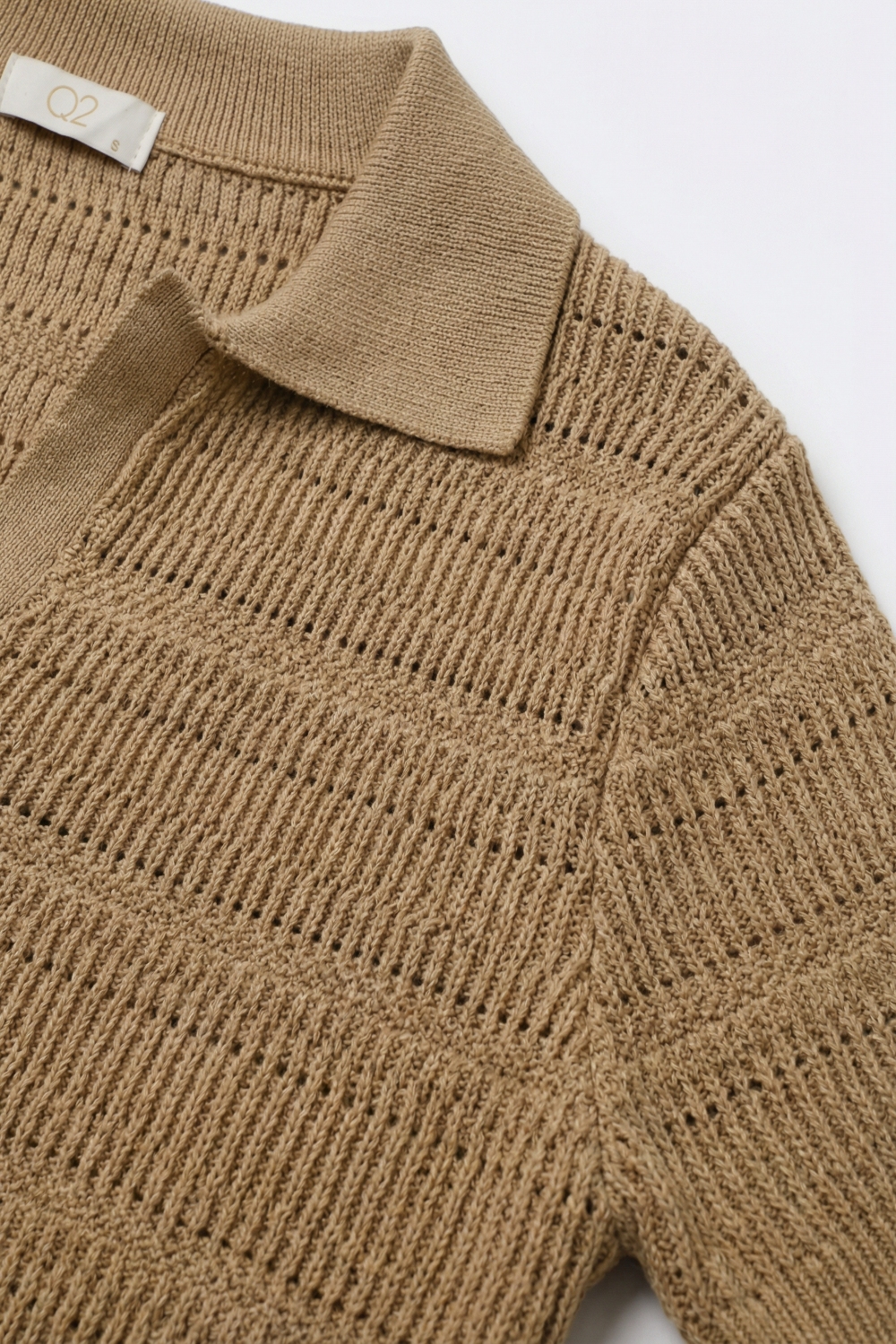 Polo de Punto Texturizado en Camel con Cuello en V Polo de Punto Texturizado en Camel con Cuello en V