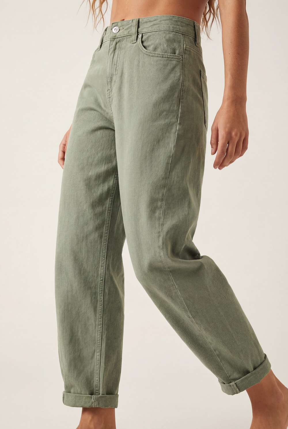 Pantalón de tiro alto estilo barrel en suave color caqui Pantalón de tiro alto estilo barrel en suave color caqui