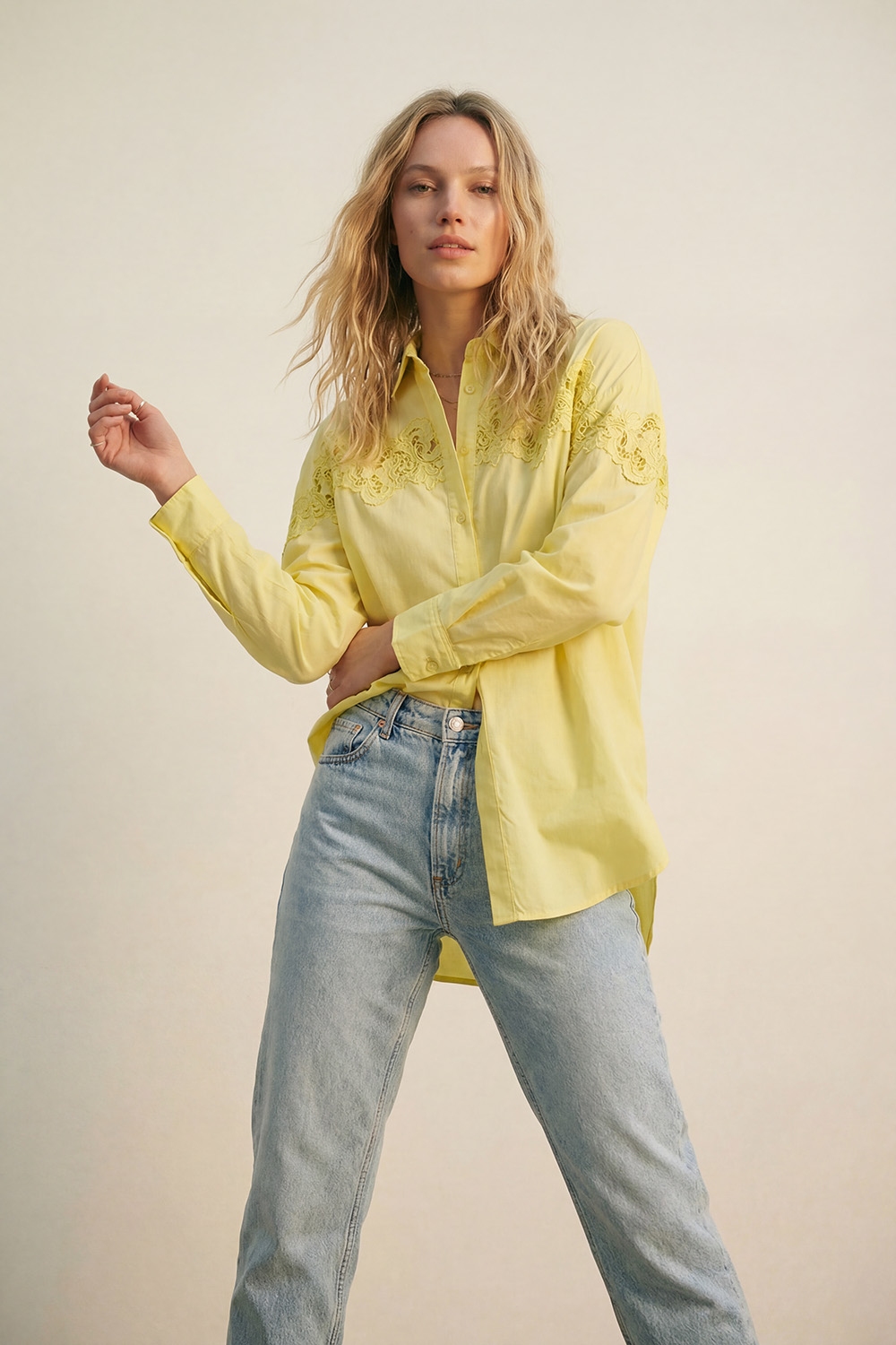 Camisa amarilla oversize de popelina con detalle de encaje Camisa amarilla oversize de popelina con detalle de encaje
