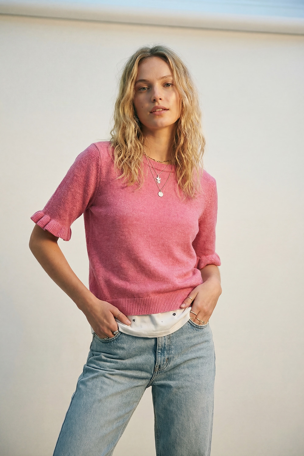 Suéter de punto suave y esponjoso rosa con detalle de mangas con volantes Suéter de punto suave y esponjoso rosa con detalle de mangas con volantes