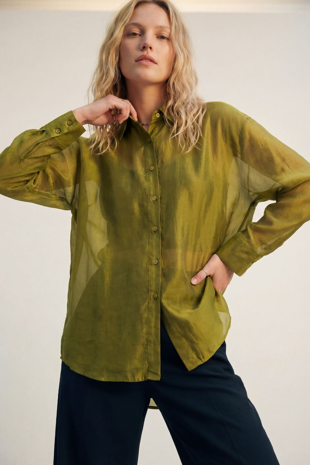 Camisa de sat&eacute;n brillante con ajuste relajado en color oliva
