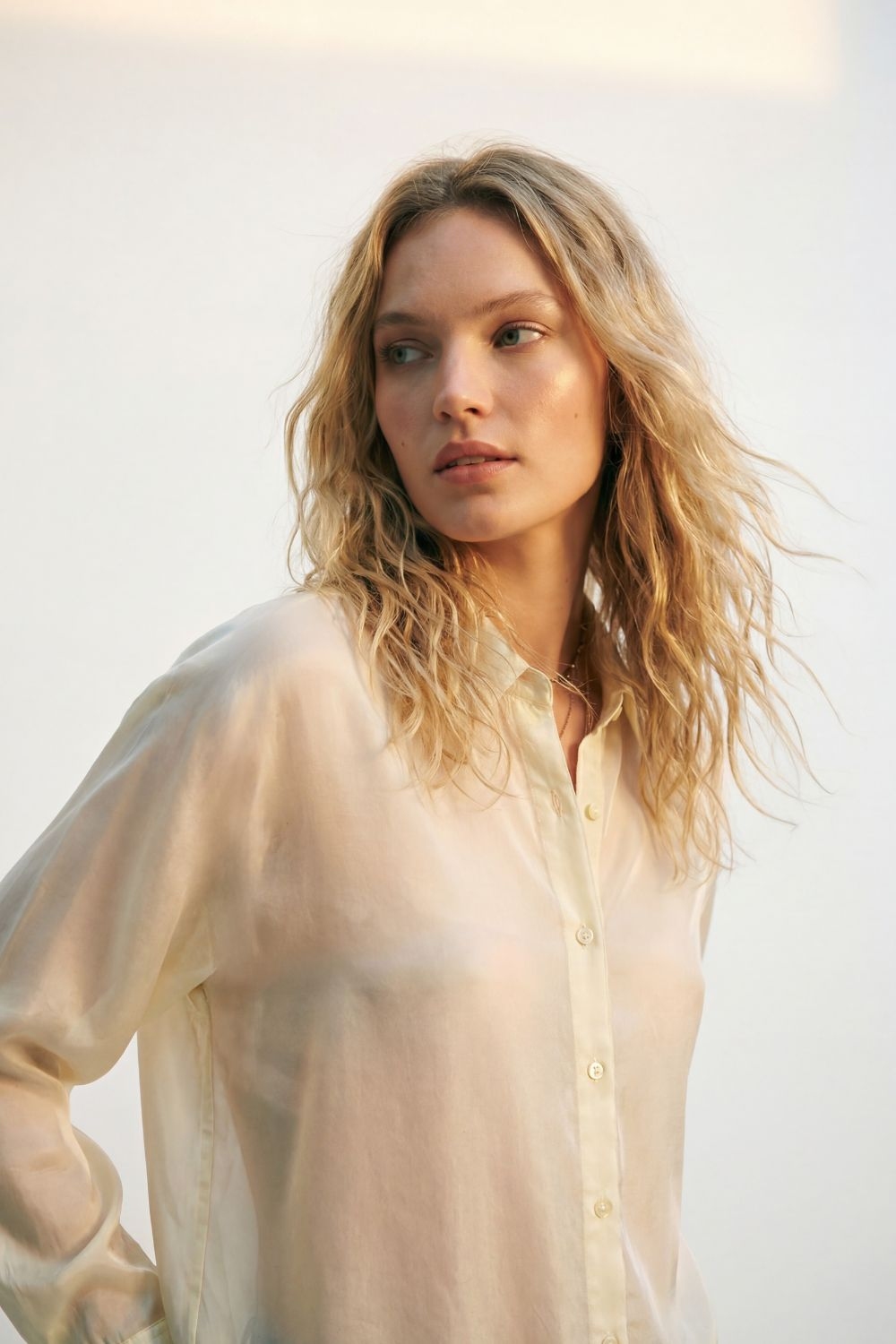Camisa de sat&eacute;n brillante con ajuste relajado en color blanco