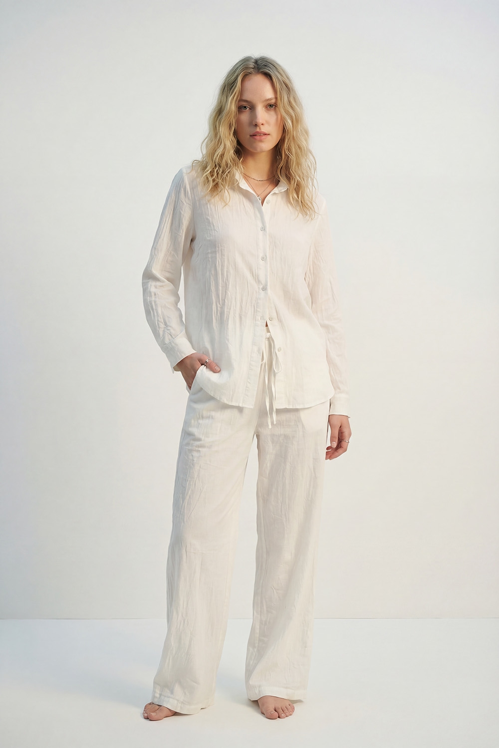 Camisa ligera arrugada con silueta relajada en color crema Camisa ligera arrugada con silueta relajada en color crema