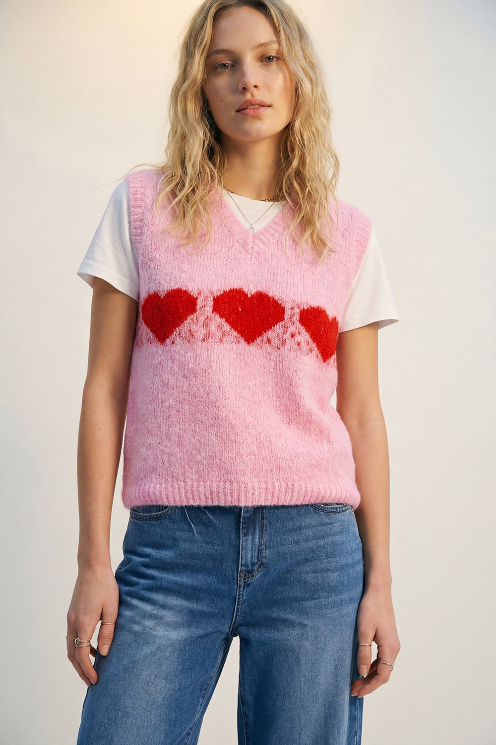 Chaleco de punto rosa esponjoso relaxed fit con motivo de corazón Chaleco de punto rosa esponjoso relaxed fit con motivo de corazón