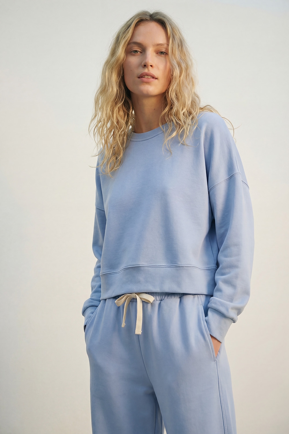Pantal&oacute;n jogger de punto supersuave en azul con cintura con cord&oacute;n