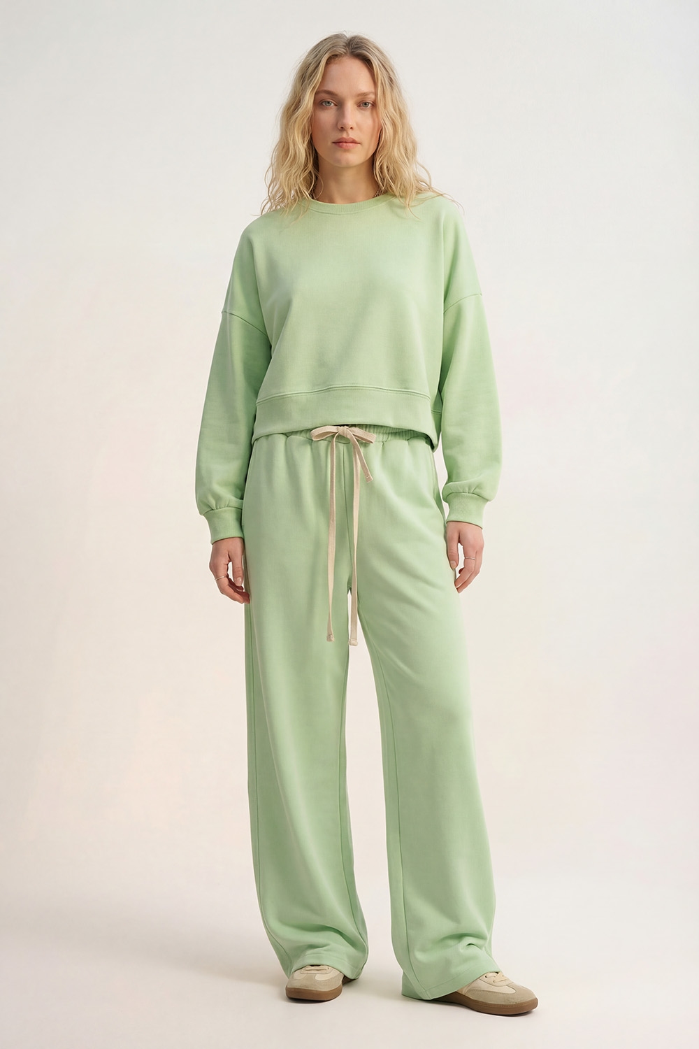 Pantal&oacute;n Jogger de punto supersuave en verde con cintura con cord&oacute;n