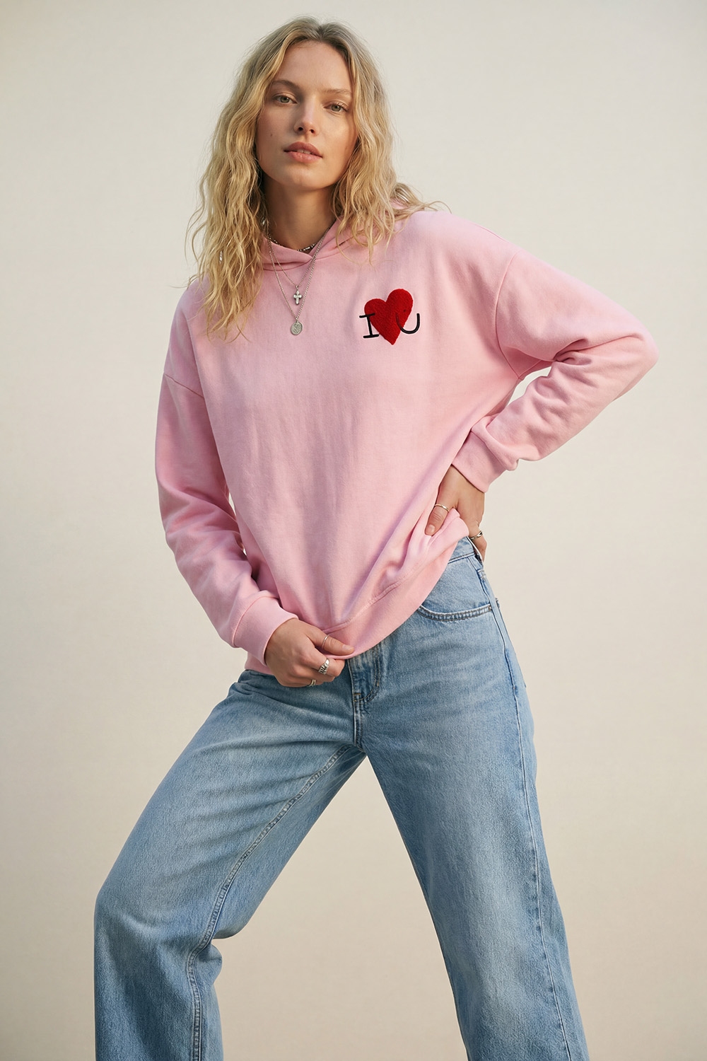 Sudadera con capucha supersuave rosa beb&eacute; con gr&aacute;fico de coraz&oacute;n boucl&eacute;
