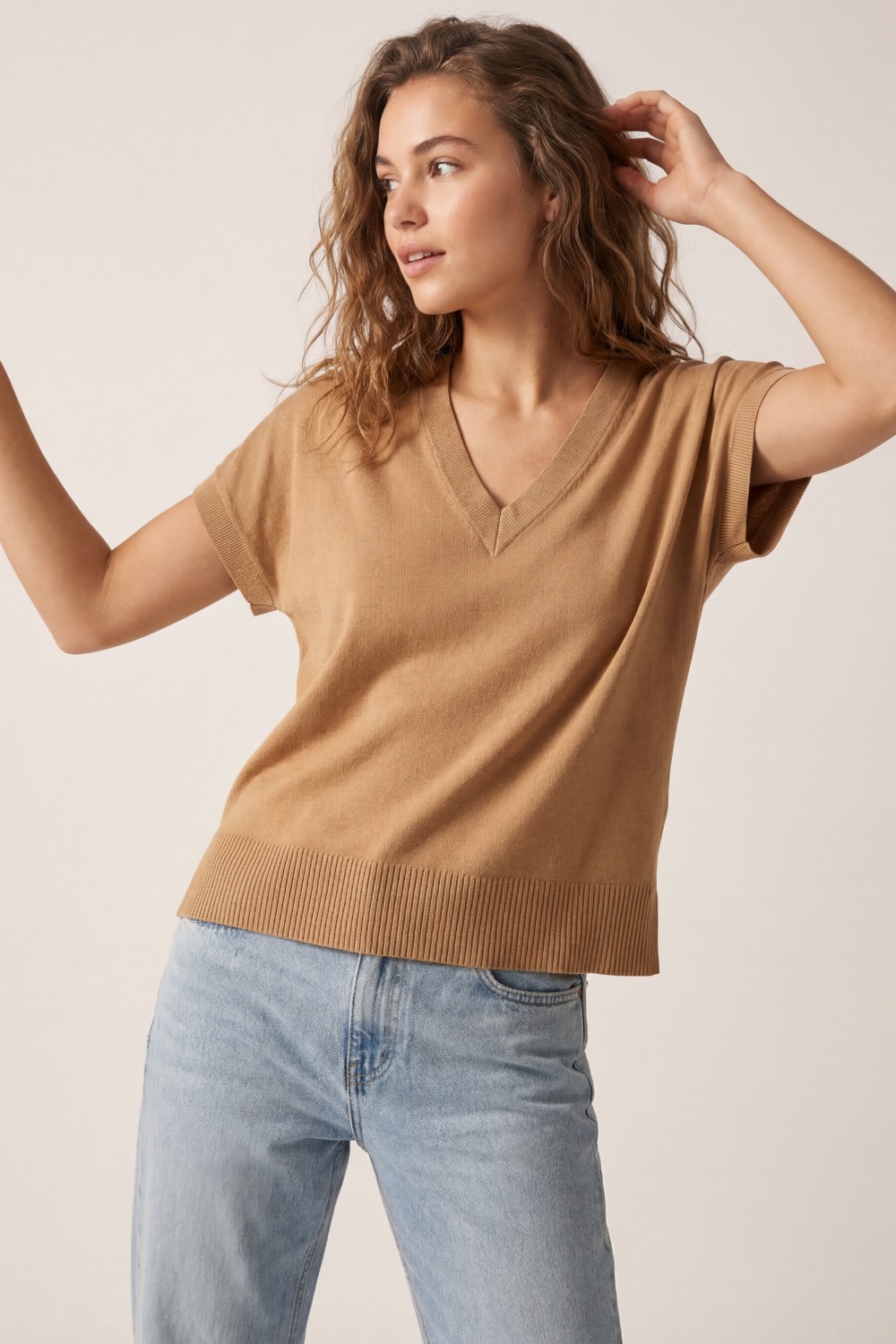 Jersey fino de punto ligero con amplio cuello en V en camel