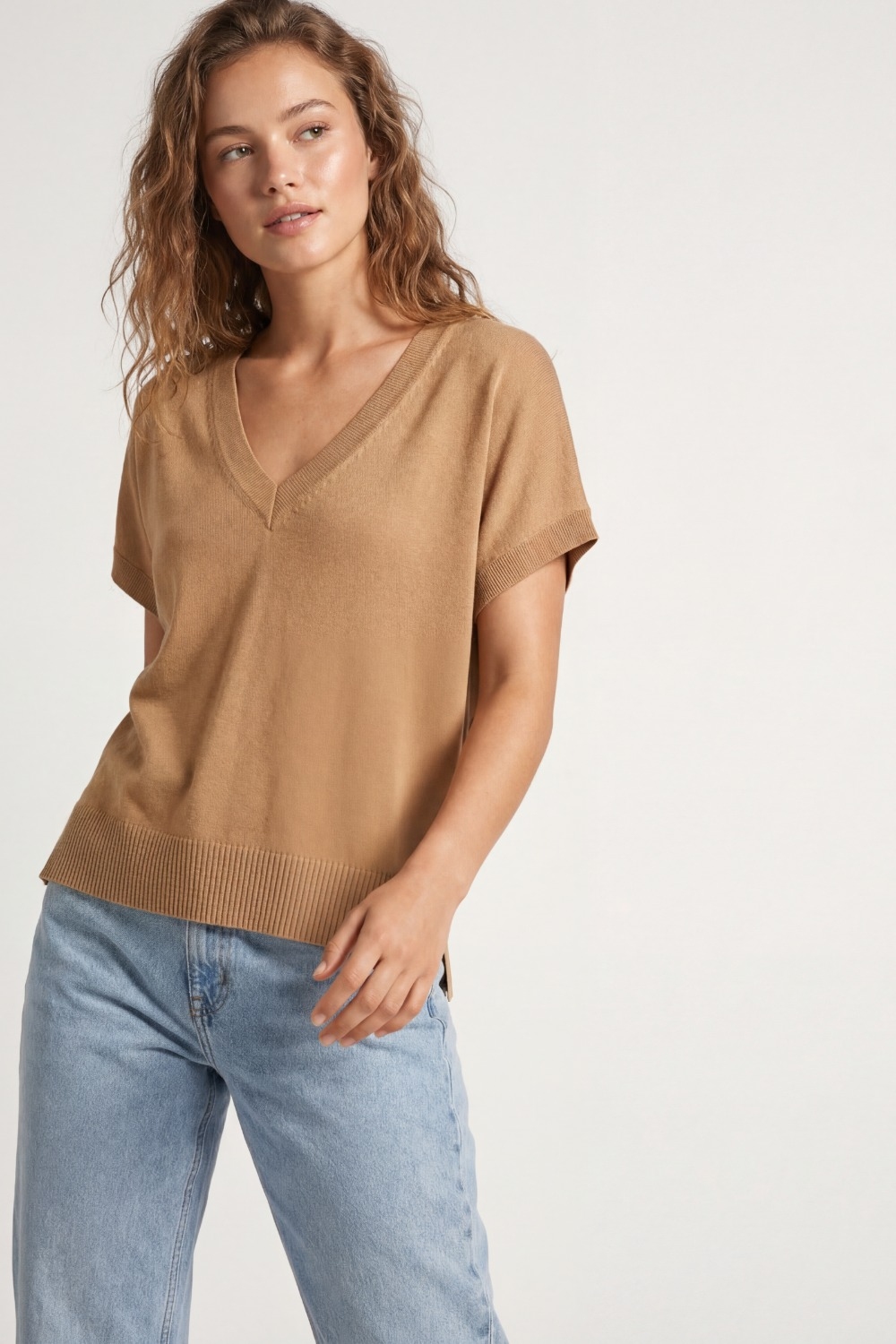Jersey fino de punto ligero con amplio cuello en V en camel