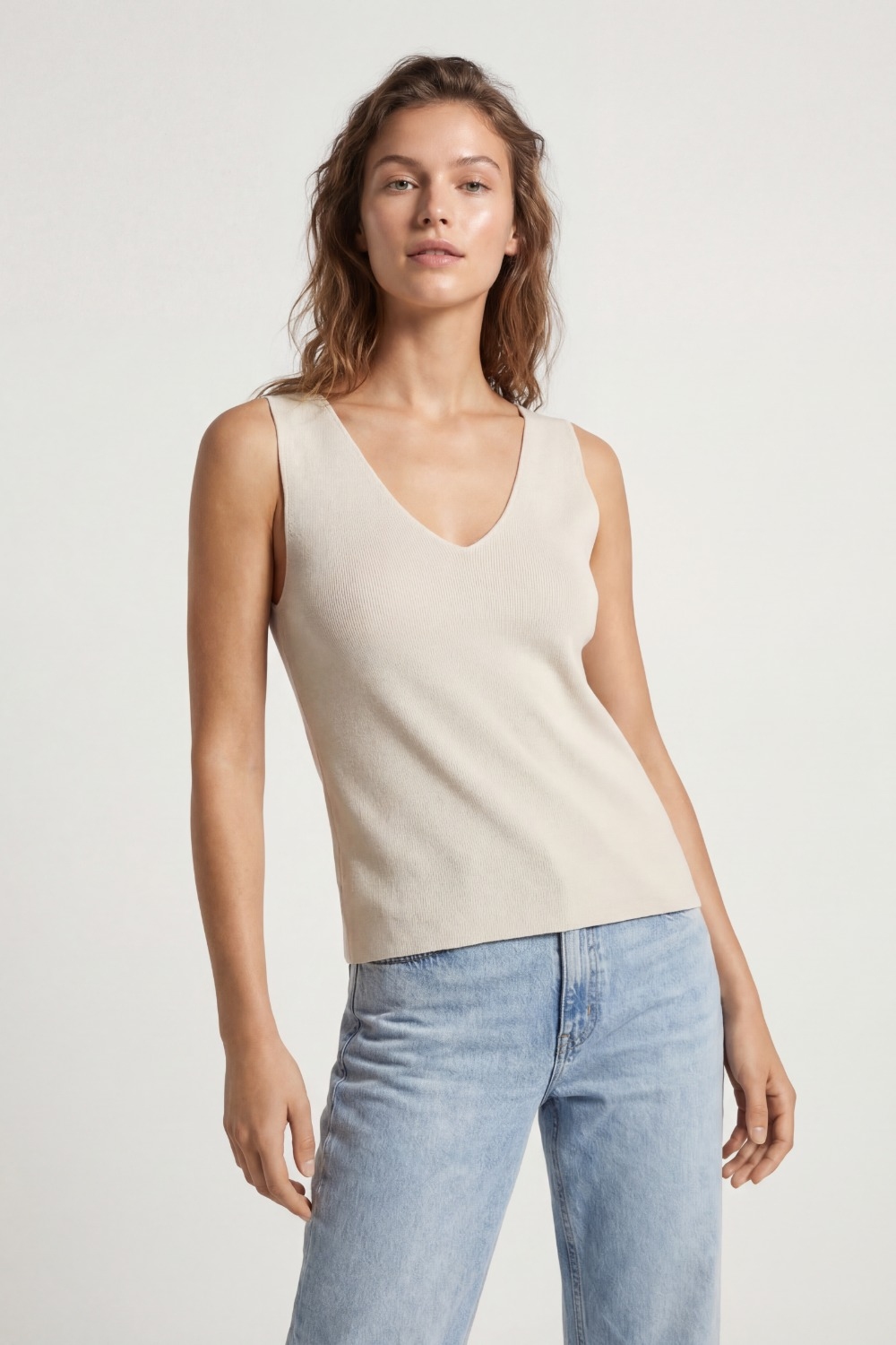 Top beige sin mangas de punto fino con cuello en V