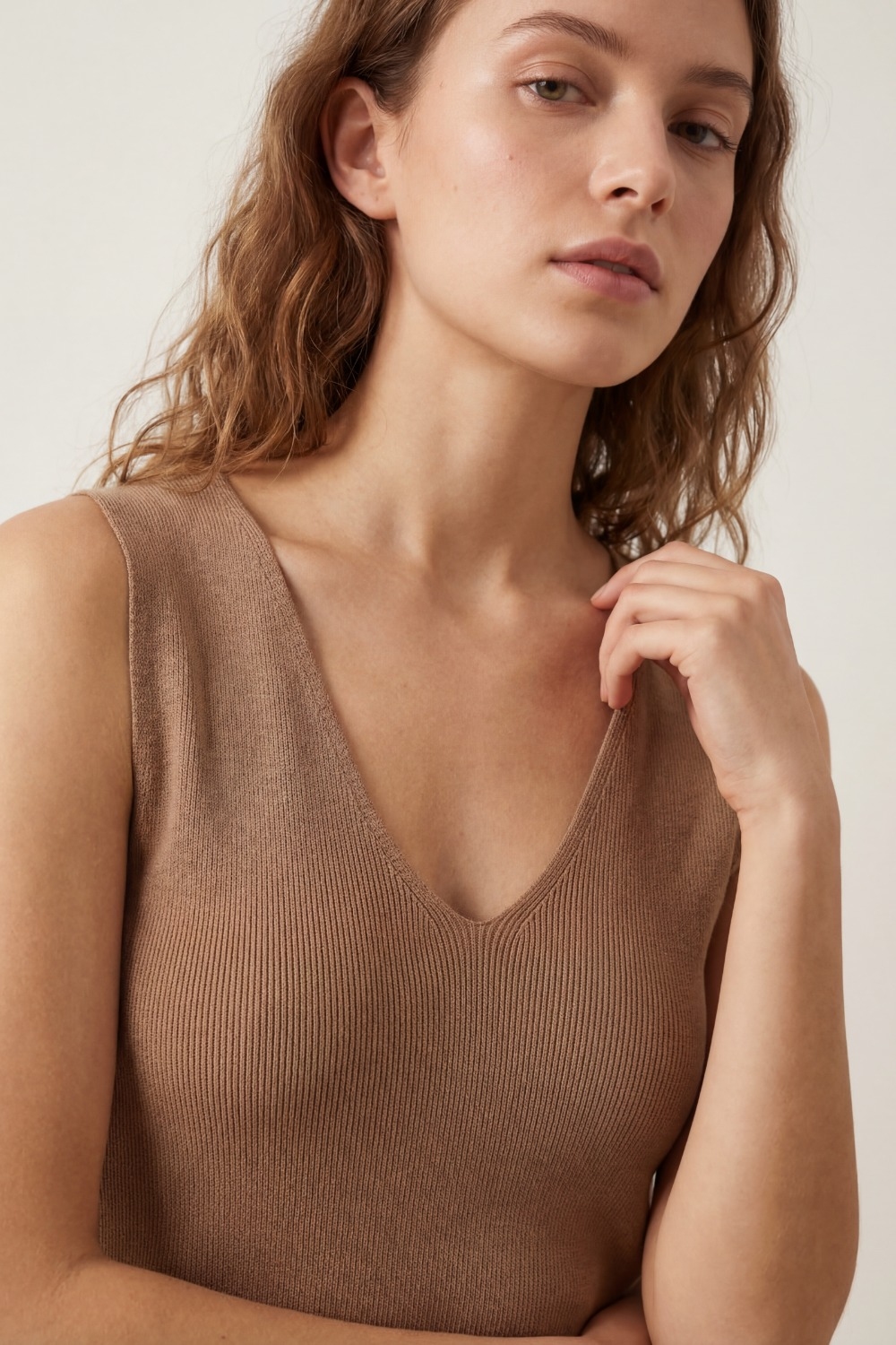 Top de punto fino sin mangas color camello con cuello en V